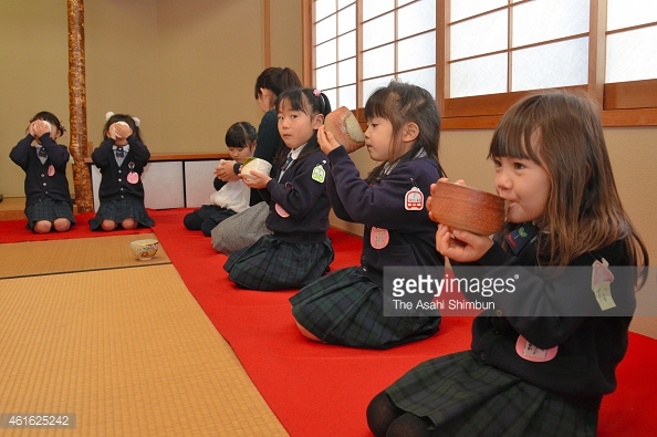 Trẻ em Nhật Bản được hướng dẫn uống trà từ nhỏ (ảnh:gettyimages)
