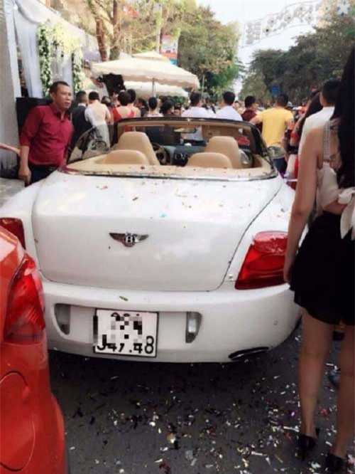 Cô dâu chú rể cổ đeo đầy vàng trong đám cưới toàn siêu xe ở Nam Định - Ảnh 4