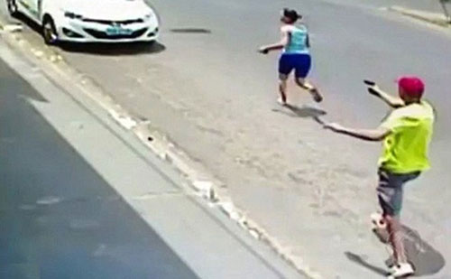 Gã chồng vô nhân tính rượt theo bắn chết vợ trên đường phố Brazil