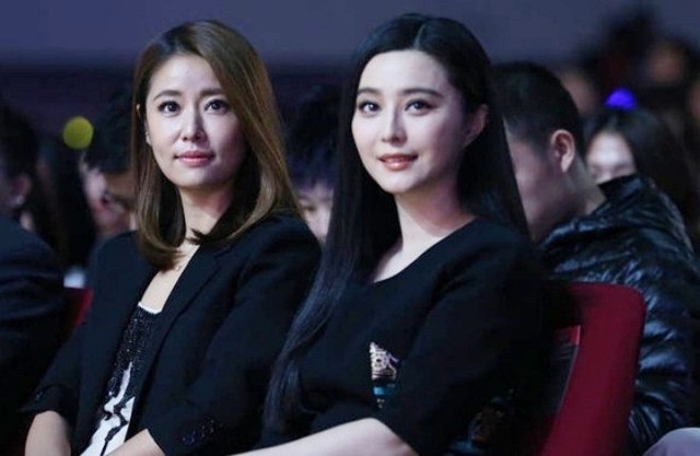  Lâm Tâm Như và Phạm Băng Băng ngồi cạnh nhau trong sự kiện diễn ra tối 14/11. 