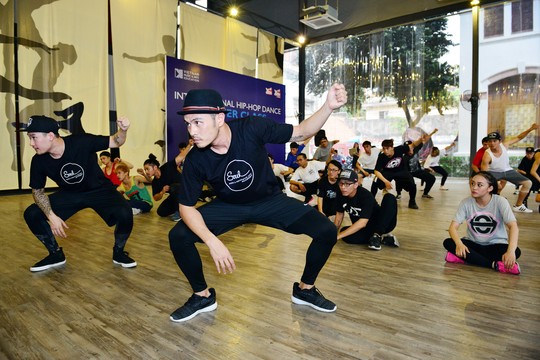 Alex Tú và Tony Trần thị phạm vài điệu nhảy cho học viên