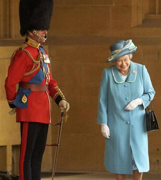 Cuộc tình 70 năm của Hoàng thân Philip và Nữ hoàng Elizabeth II đang làm cư dân mạng ngưỡng mộ.
