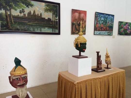 Những tác phẩm điêu khắc và tranh được trưng bày tại triển lãm