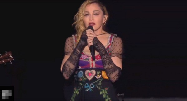 Vụ xả súng Paris - Madonna 