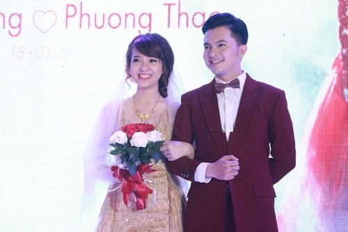 nam cuong hon vo dam duoi trong le cuoi sang trong hinh anh 4