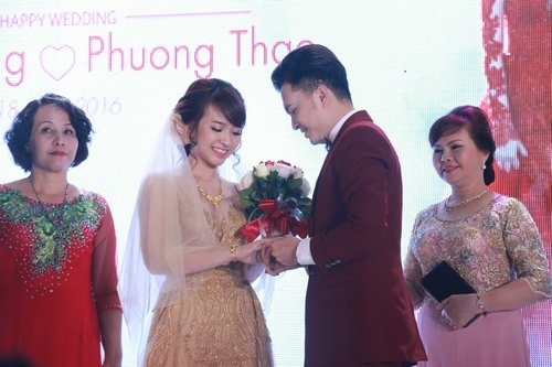 nam cuong hon vo dam duoi trong le cuoi sang trong hinh anh 8