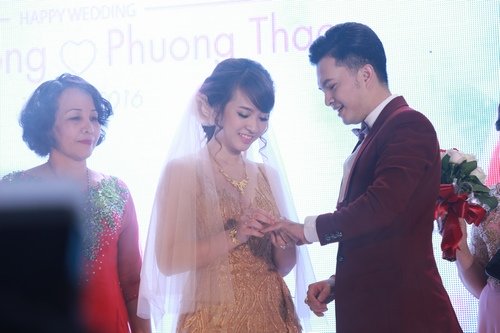 nam cuong hon vo dam duoi trong le cuoi sang trong hinh anh 9