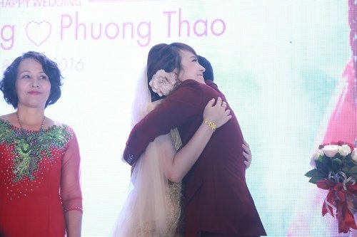 nam cuong hon vo dam duoi trong le cuoi sang trong hinh anh 11