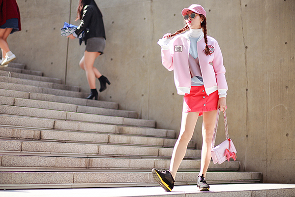 Minh Hằng trẻ trung, nổi bật với trang phục màu sắc trên đường phố Seoul - Ảnh 1.