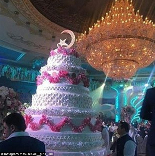  Bánh cưới cao tám tầng hết sức sáng tạo của cặp đôi. Ảnh: Instagram 