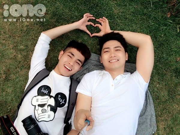 Gây chú ý trong cộng đồng LGBT Sài thành từ giữa năm 2015, cặp đôi Nguyễn Hoàng Quân (bên trái, sinh năm 1995) và Thái Bình Dương (sinh năm 1992) luôn được biết đến như một trong những