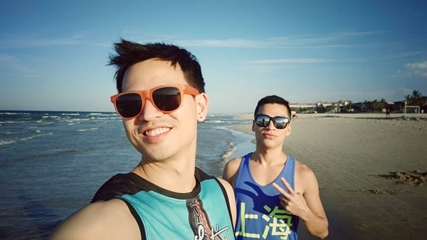 NTK Adrian Anh Tuấn và người bạn đời Sơn Đoàn là cặp nghệ sĩ nổi tiếng đầu tiên của Việt Nam tổ chức lễ cưới đồng tính vào cuối năm 2014 sau 3 năm yêu nhau.