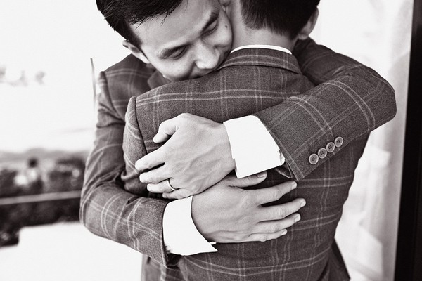uối cùng của năm 2015, NTK Adrian Anh Tuấn và người bạn đời Sơn Đoàn đã chính thức đăng kí kết hôn tại Mỹ.
