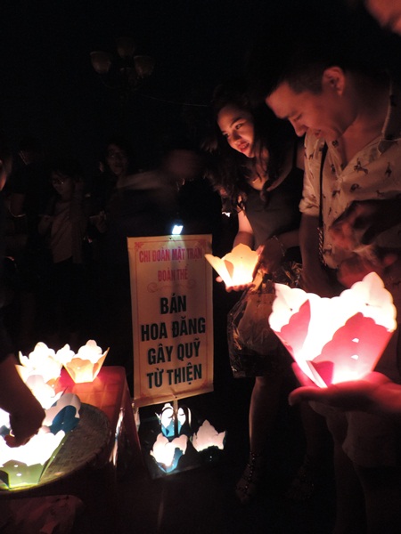 Một Chi đoàn thanh niên gây quỹ từ thiện bằng lồng đèn