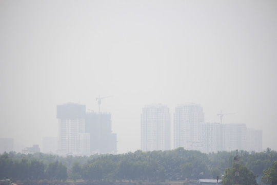  Quận Bình Thạnh nhìn từ cầu Rạch Chiếc chìm trong khói bụi mờ ảo. 