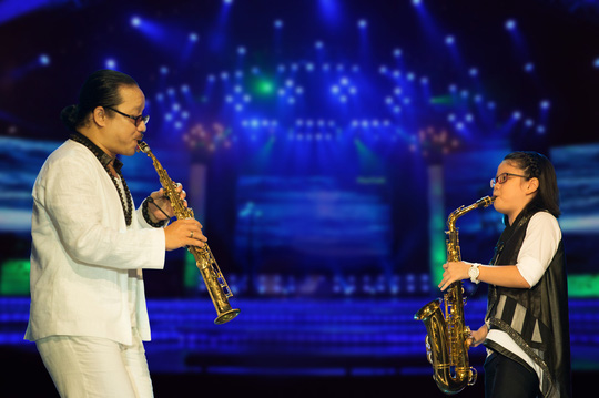  Nghệ sĩ Trần Mạnh Tuấn biểu diễn cùng con gái An Trần trong ca khúc Thằng Cuội, ca khúc chủ đề và cũng nổi bật nhất trong album Thằng Cuội 