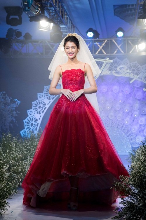 elly tran lo so do "khong tuong" khi di catwalk hinh anh 10