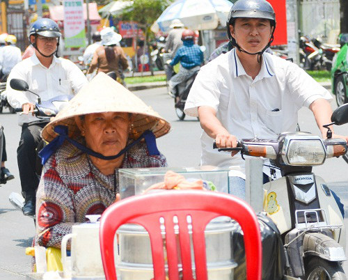 Người Sài Gòn mệt mỏi trong đợt nắng nóng kỷ lục - 7
