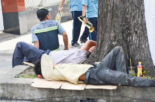 Người Sài Gòn mệt mỏi trong đợt nắng nóng kỷ lục - 9