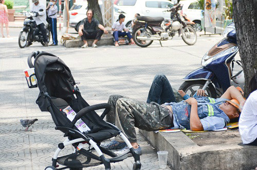 Người Sài Gòn mệt mỏi trong đợt nắng nóng kỷ lục - 10