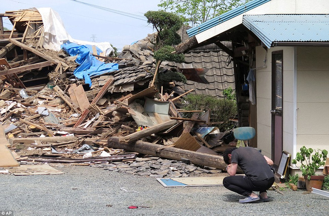 Nhật Bản tan hoang sau động đất, số người chết tăng lên 41 - Ảnh 11.