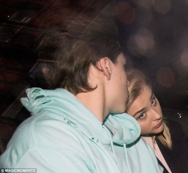 Chloe Grace Moretz tình cảm tựa đầu vào vai Brooklyn Beckham trong xe - Ảnh 1.