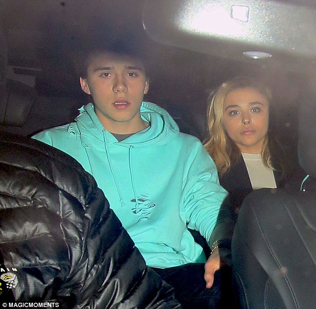 Chloe Grace Moretz tình cảm tựa đầu vào vai Brooklyn Beckham trong xe - Ảnh 4.