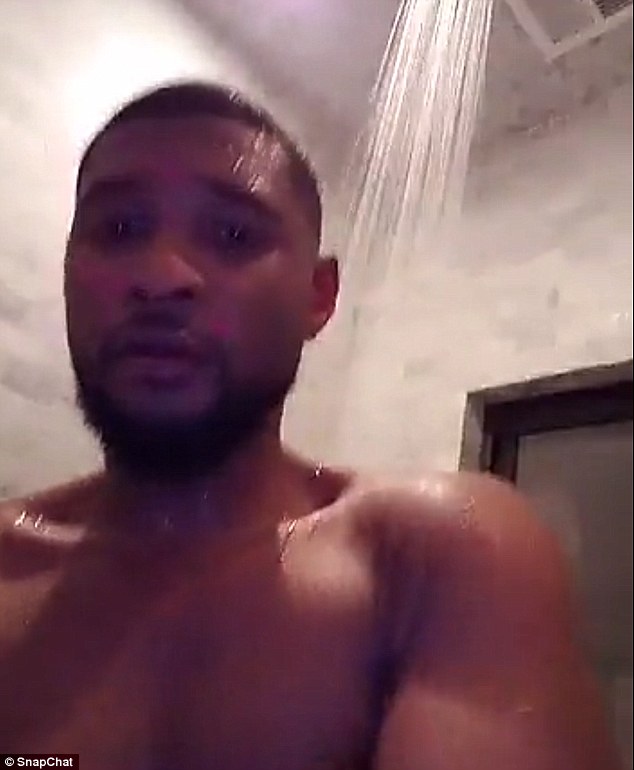 Usher gây sốc khi đăng ảnh khỏa thân khoe vùng kín - Ảnh 3.