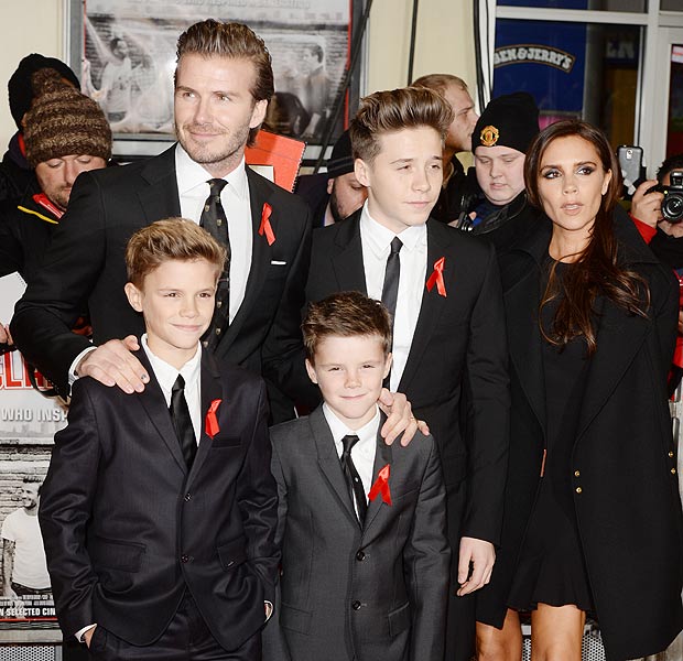 Vợ chồng Beckham đau đầu vì sự mê gái ở lứa tuổi dậy thì của ba cậu quý tử - Ảnh 1.