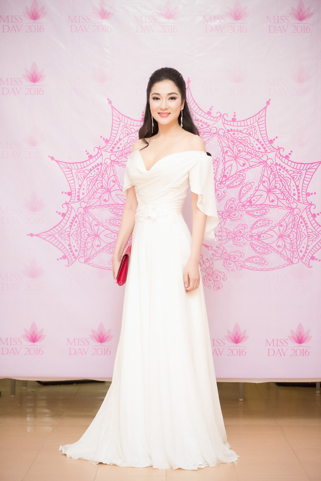 Nhan sắc rạng rỡ của Hoa hậu Nguyễn Thị Huyền sau 12 năm đăng quang - Ảnh 1.