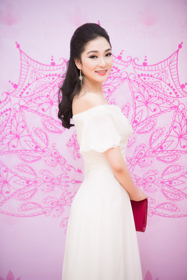 Nhan sắc rạng rỡ của Hoa hậu Nguyễn Thị Huyền sau 12 năm đăng quang - Ảnh 3.