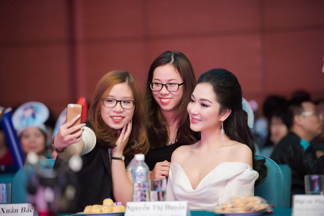 Nhan sắc rạng rỡ của Hoa hậu Nguyễn Thị Huyền sau 12 năm đăng quang - Ảnh 9.