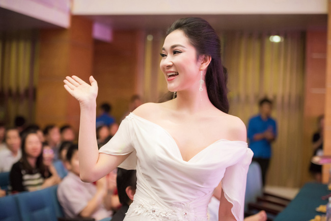 Nhan sắc rạng rỡ của Hoa hậu Nguyễn Thị Huyền sau 12 năm đăng quang - Ảnh 4.