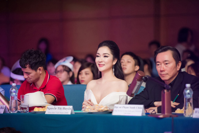 Nhan sắc rạng rỡ của Hoa hậu Nguyễn Thị Huyền sau 12 năm đăng quang - Ảnh 10.