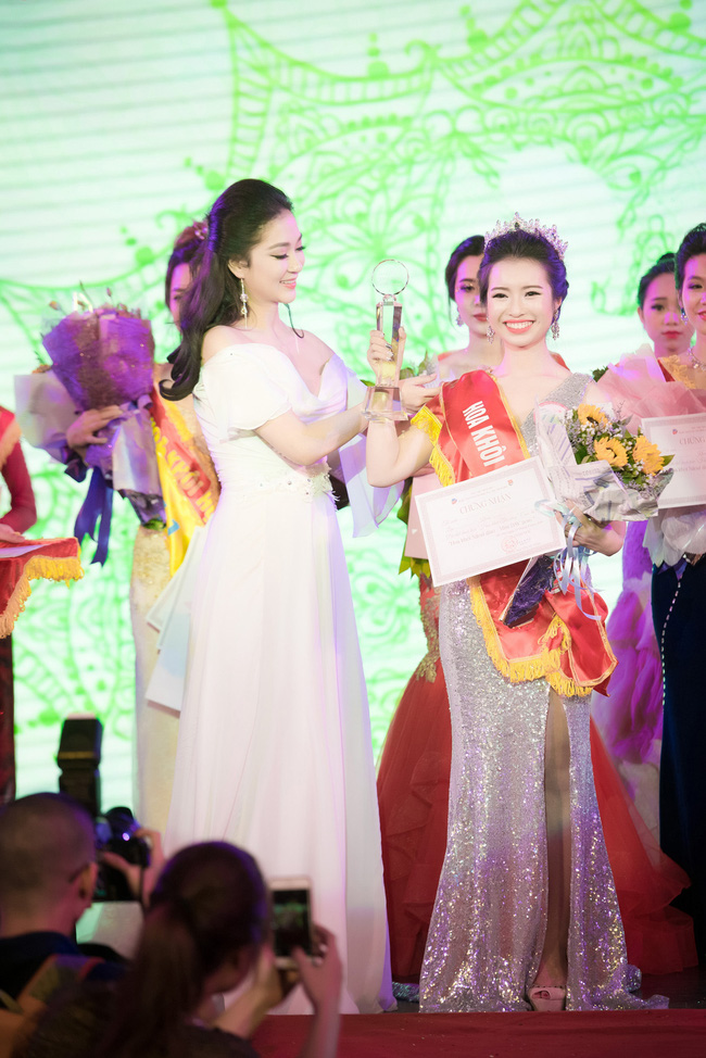 Nhan sắc rạng rỡ của Hoa hậu Nguyễn Thị Huyền sau 12 năm đăng quang - Ảnh 13.