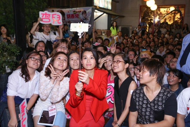 Biểu cảm siêu đáng yêu của mỹ nhân Hong kong trong buổi họp fan.