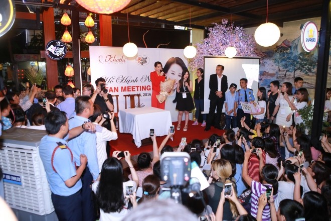 Dù buổi off fan diễn ra vào lúc khá muộn nhưng đã có rất nhiều fan của Hồ Hạnh Nhi tại Việt Nam tham gia với mong muốn được trò chuyện và chụp ảnh cùng thần tượng.