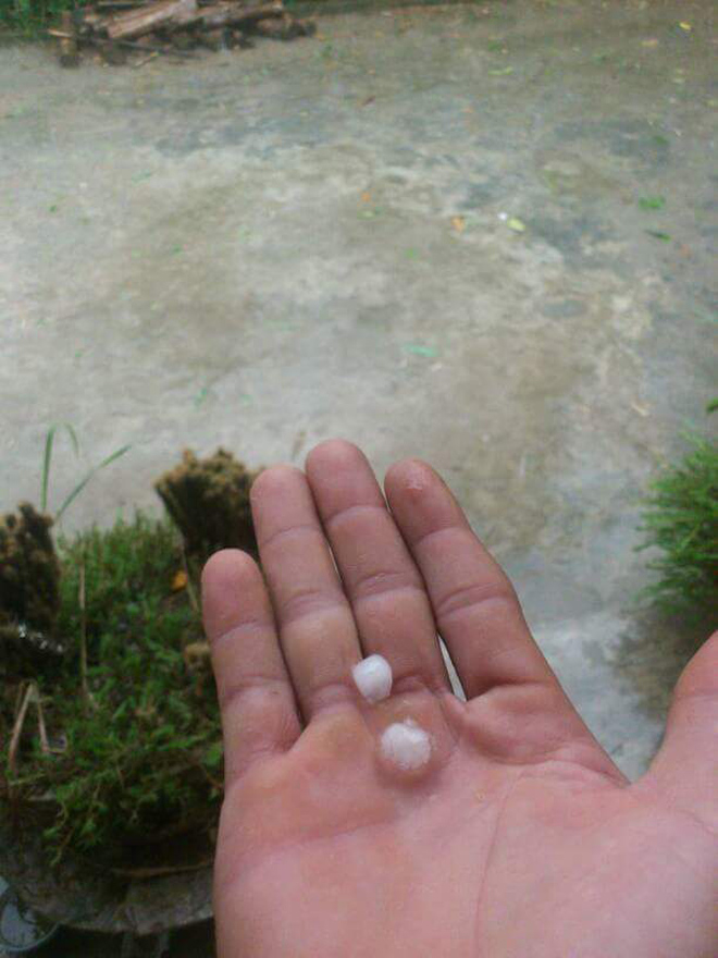 Lần đầu tiên xuất hiện mưa đá ở xã Phong Hiền, kích cỡ to bằng đầu ngón tay