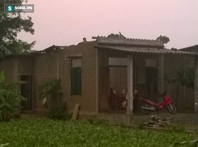 Lốc xoáy kinh hoàng khiến nhà cửa bị hư hại