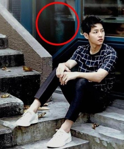 Fan bàng hoàng khi phát hiện bóng ma trong ảnh của Song Joong Ki  