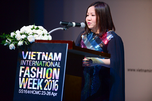 Thanh Hằng giản dị vẫn sáng bừng tại họp báo Vietnam International FW - 13