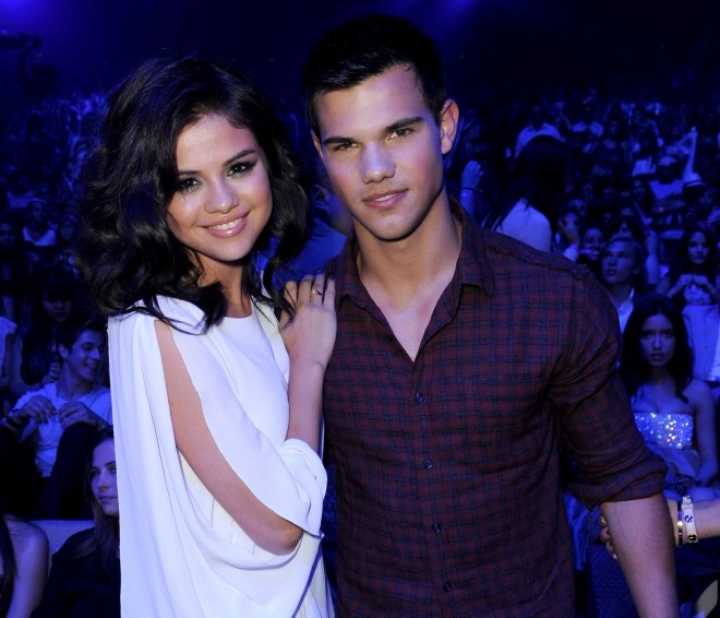 Selena từng chia sẻ rằng chuyện gặp gỡ và yêu đương Taylor Lautner là chuyện tuyệt vời đối với cô.