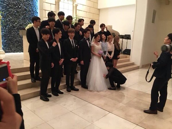 EXO hát nhắng nhít, cùng Red Velvet, Super Junior đến dự đám cưới của quản lý điển trai nhà SM - Ảnh 1.