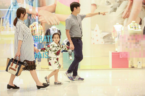 Vợ chồng Lưu Hương Giang - Hồ Hoài Anh bị bắt gặp đưa con gái Mina đi mua sắm ở một trung tâm thương mại.