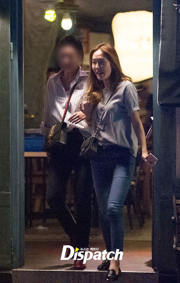 Dispatch tung ảnh Jessica Jung hạnh phúc hẹn hò bạn trai đại gia trong đêm - Ảnh 4.