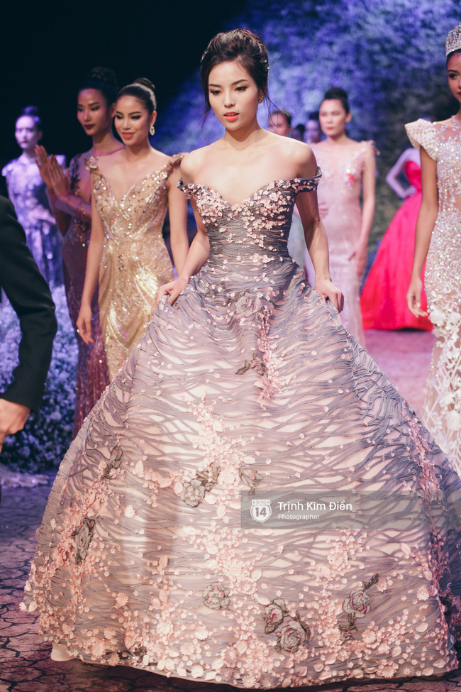 Kỳ Duyên, Phạm Hương đọ trình catwalk trong show thời trang cùng loạt mẫu đình đám - Ảnh 1.