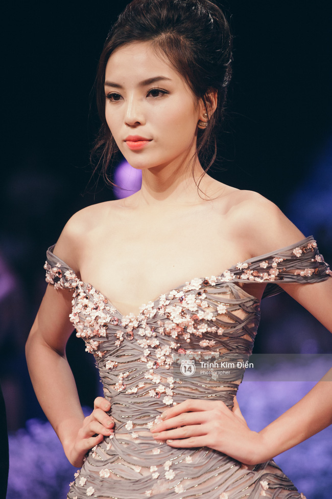 Kỳ Duyên, Phạm Hương đọ trình catwalk trong show thời trang cùng loạt mẫu đình đám - Ảnh 2.