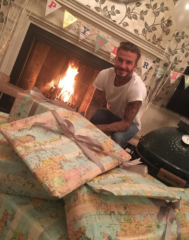 David Beckham hạnh phúc được 4 con yêu tặng bánh sinh nhật tuổi 41 - Ảnh 3.