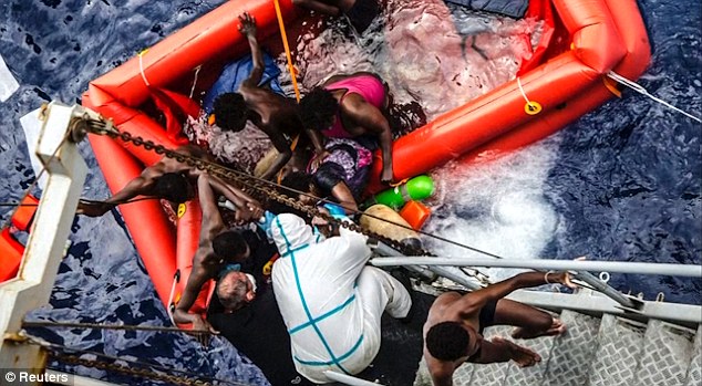 Chưa đầy một tuần, hơn 700 người tị nạn đã thiệt mạng trên biển Địa Trung Hải - Ảnh 7.