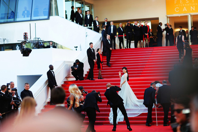 Clip: Lý Nhã Kỳ được MC đọc tên giới thiệu khi bước trên thảm đỏ LHP Cannes - Ảnh 8.